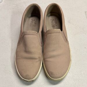 Naturalizer Marianne, Mauve Nubk Hush Puppies Men's Beige Slip-On Loafers